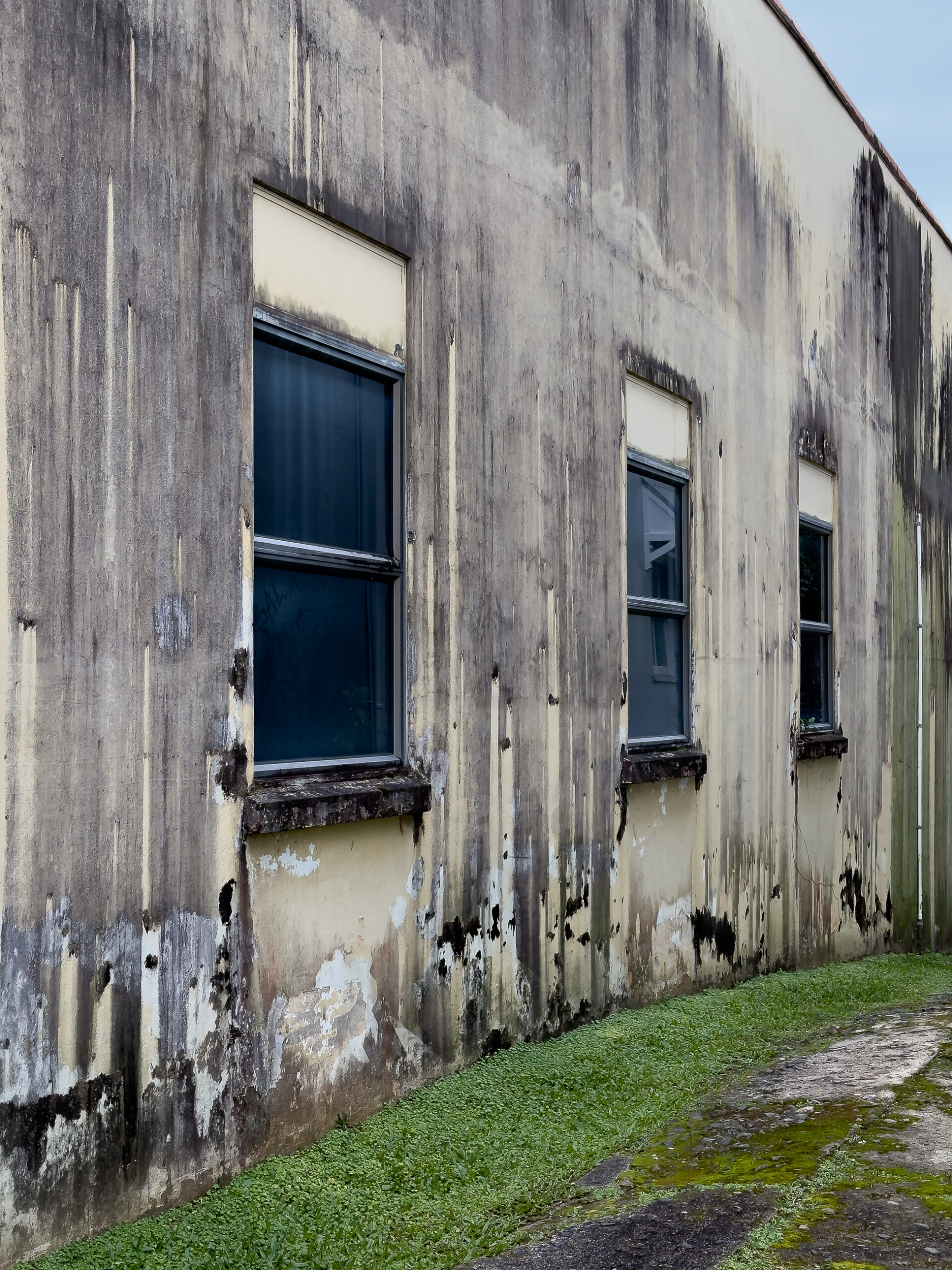 The side of a concrete building, It is rather grungy and dirty